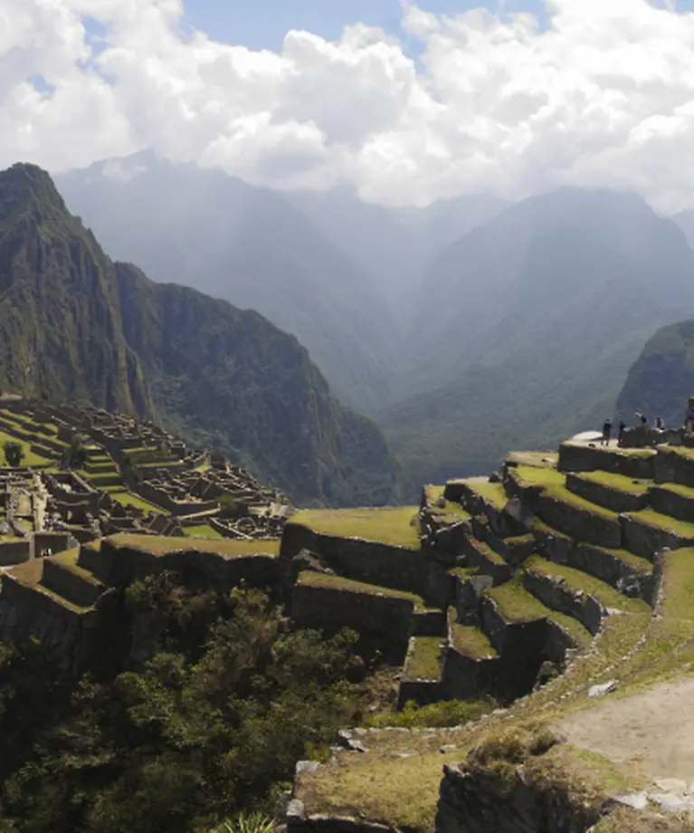 Zusehen ist die berühmte Inka-Ruinenstadt, die sich auf einem Berg befindet.