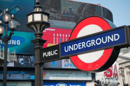 Auf dem Foto erkennt man eine Straßenlaterne mit einem Schild "Underground".