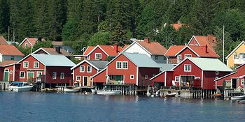 Kleine rote Häuser am Wasser