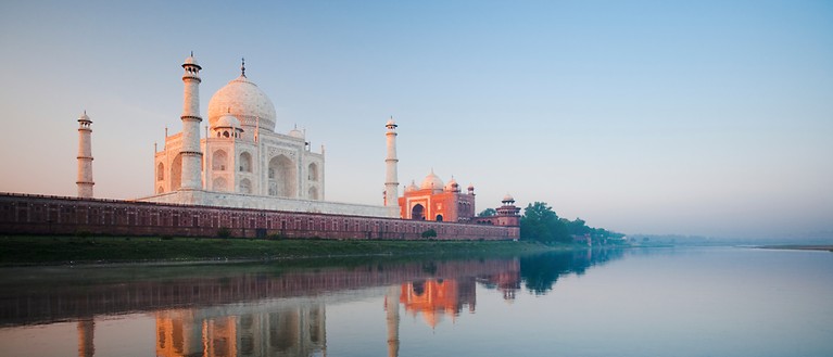 Das Bild zeigt den berühmten Palast Taj Mahal aus weißem Marmor.