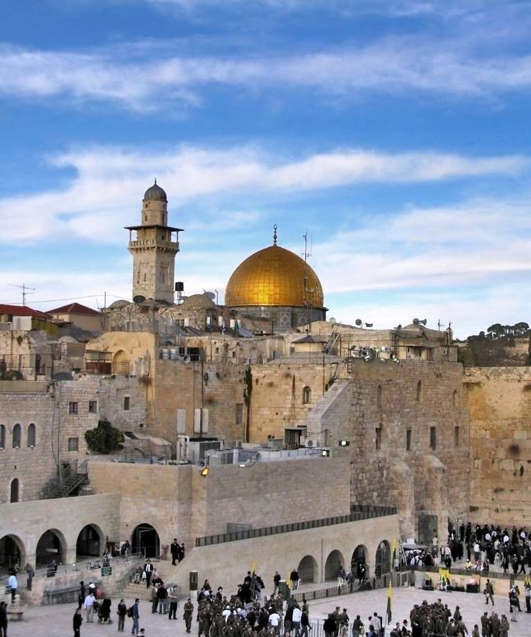 Man sieht die Altstadt Jerusalem mit Menschenmassen im Vordergrund und dem Felsendom im Hintergrund.