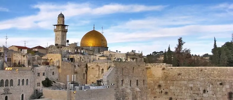 Man sieht die Altstadt Jerusalem mit Menschenmassen im Vordergrund und dem Felsendom im Hintergrund.