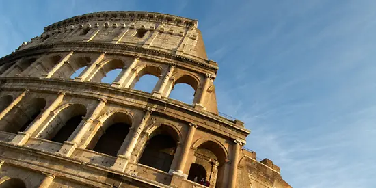 Zusehen ist das berühmte Wahrzeichen in Rom, das Kolosseum.