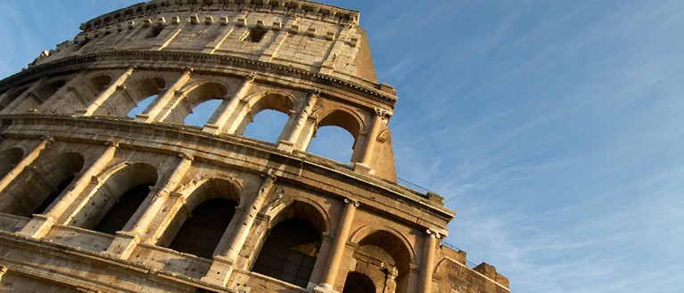 Zusehen ist das berühmte Wahrzeichen in Rom, das Kolosseum.