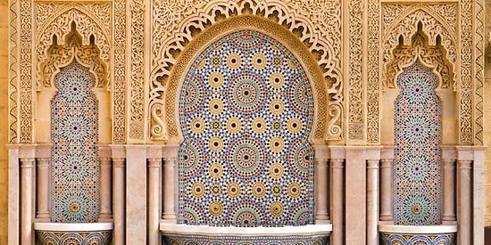 Man erkennt drei prachtvolle Brunnen aus buntem Mosaik. 