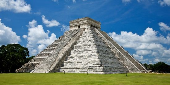 Man erkennt eine riesige Steinpyramide. 