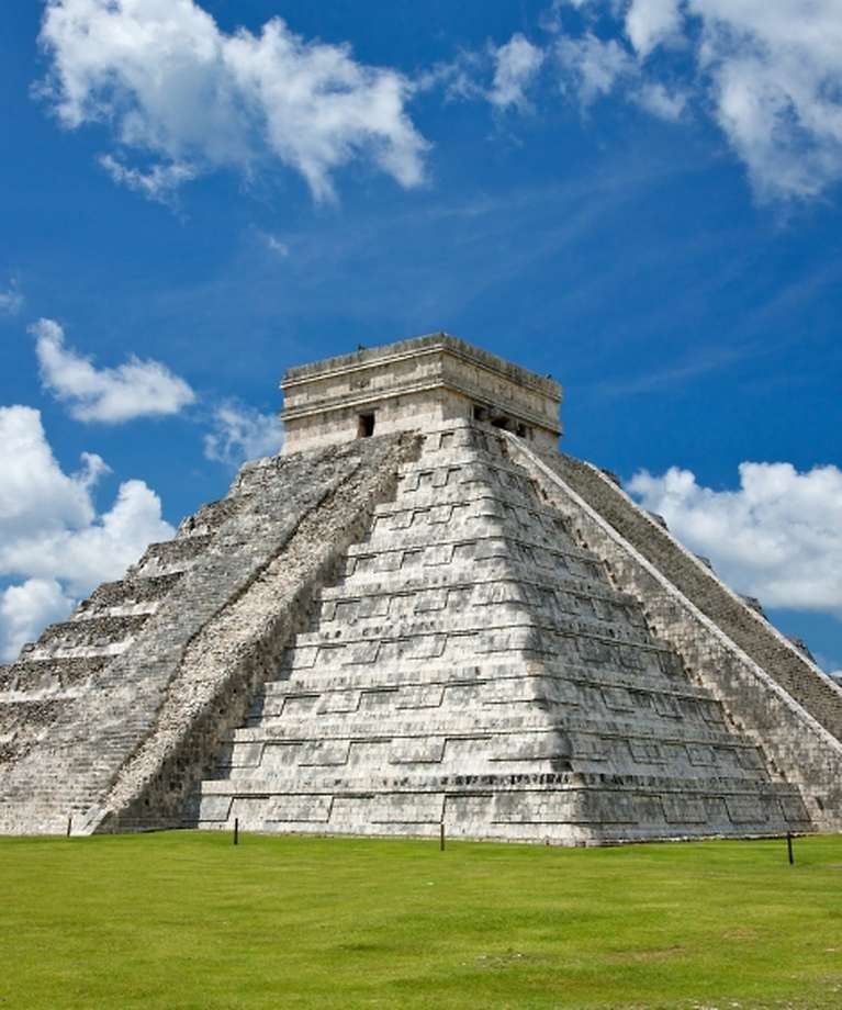 Man erkennt eine riesige Steinpyramide. 