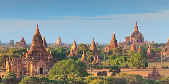 Man sieht die Tempelstadt Myanmar von oben.