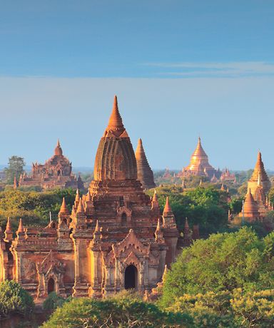 Man sieht die Tempelstadt Myanmar von oben.