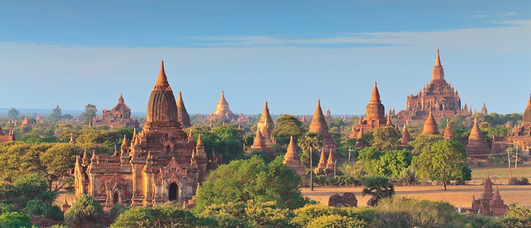 Man sieht die Tempelstadt Myanmar von oben.