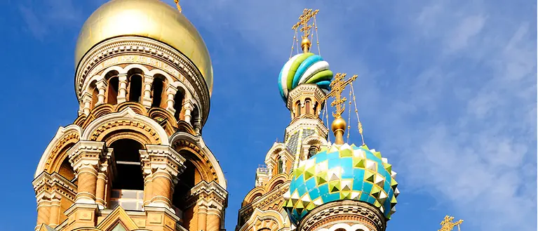 Zusehen ist die Auferstehungskirche, die mit Mosaikteilen verziert ist, die die Farben blau, grün, und weiß haben.