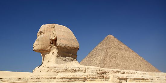 Eine Pyramide in Form eines Kopfes in der Wüste.