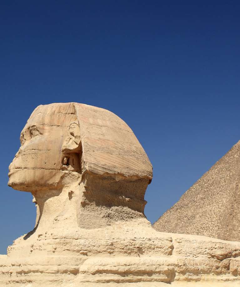 Eine Pyramide in Form eines Kopfes in der Wüste.