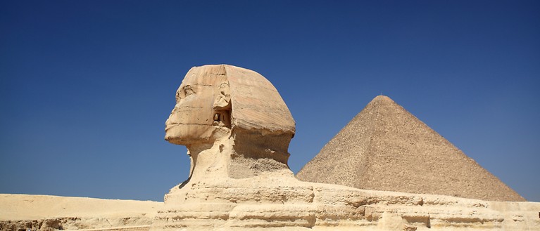 Eine Pyramide in Form eines Kopfes in der Wüste.