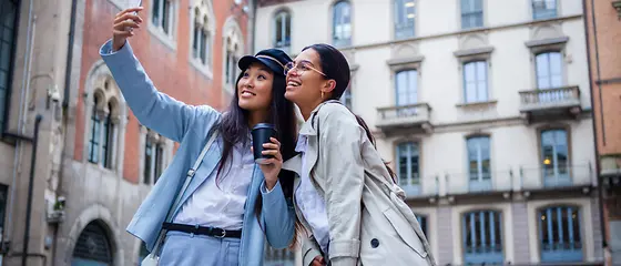 Zwei Freundinnen machen ein Selfie. 
