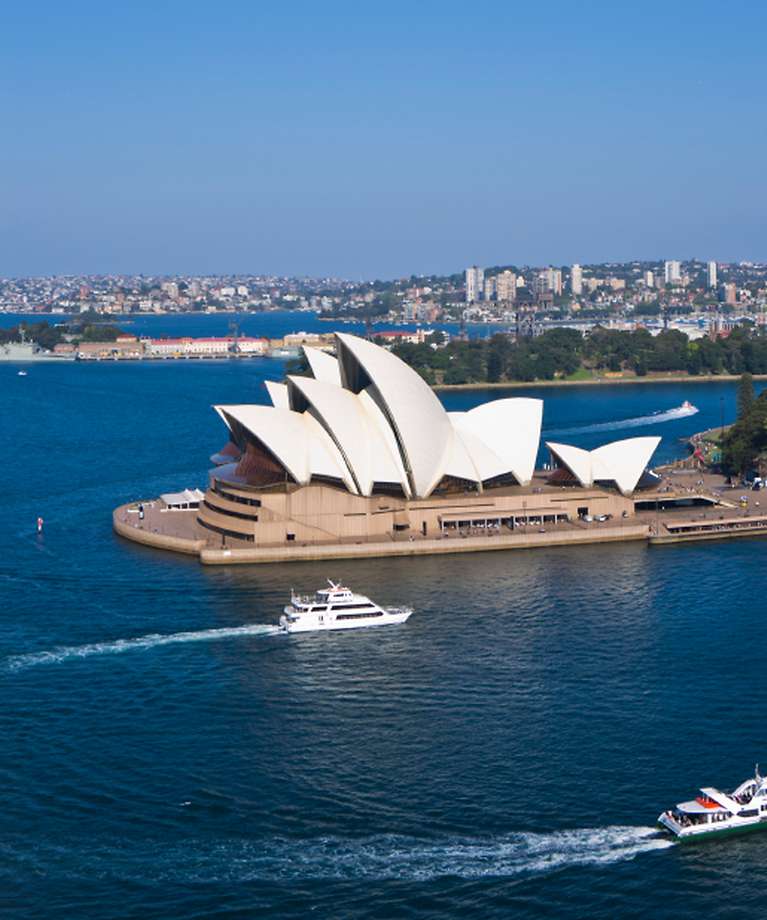 Man sieht das berühmte Opera House in Sydney.