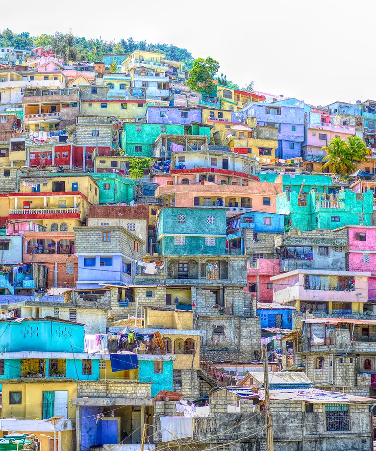 Man sieht die Hauptstadt Port-au-Prince mit vielen bunten Häuser entlang eines Hügels.