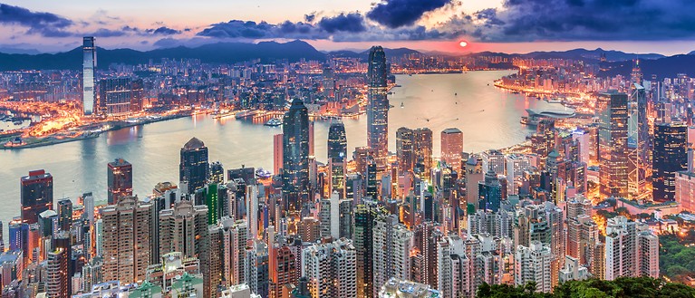 Man sieht die Skyline von Hongkong.