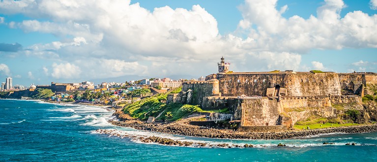 Man sieht die Burg El Morro und die Küste von San Juan.