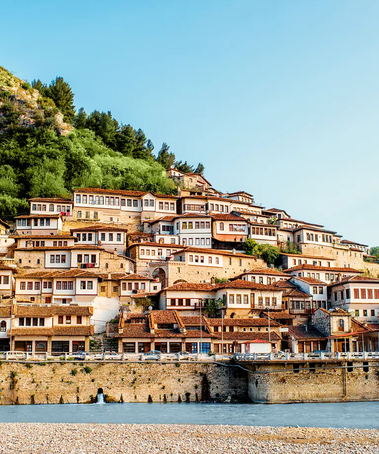 Man sieht die Stadt Berat in Albanien. 