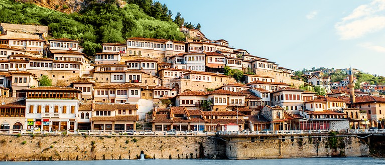 Man sieht die Stadt Berat in Albanien. 