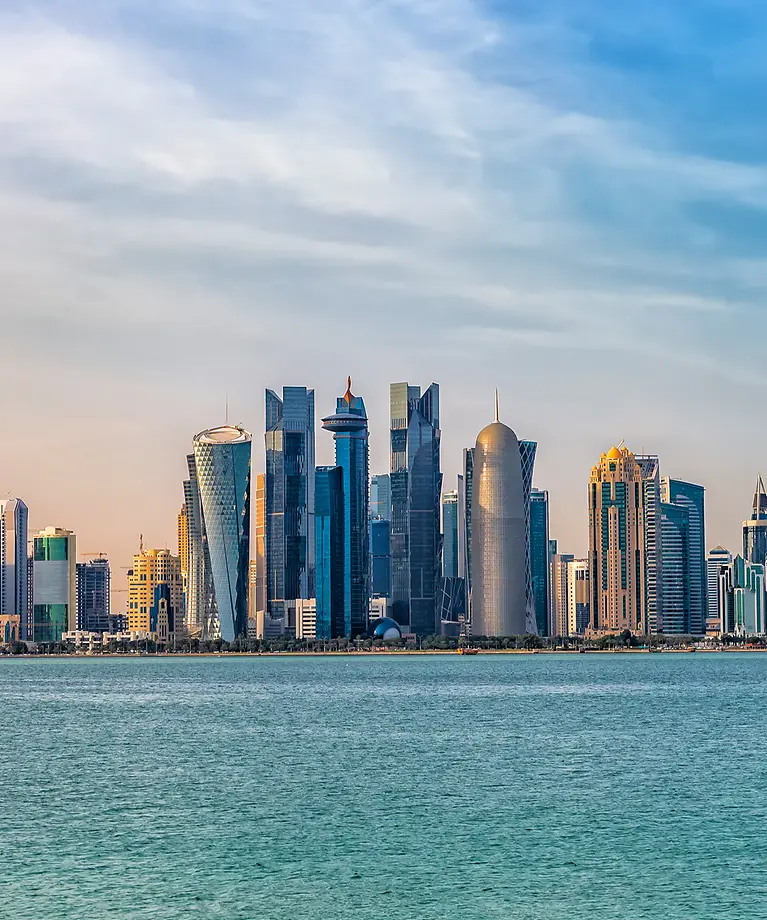 Man sieht die Skyline von Doha in Katar.