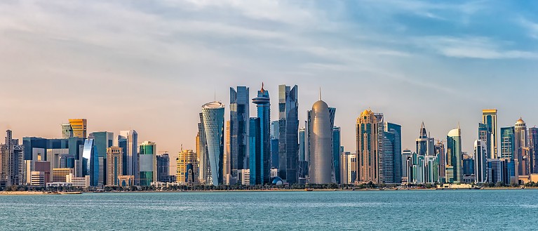 Man sieht die Skyline von Doha in Katar.