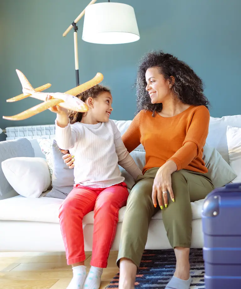 Mutter und ihre Tochter sind bereit für eine Reise