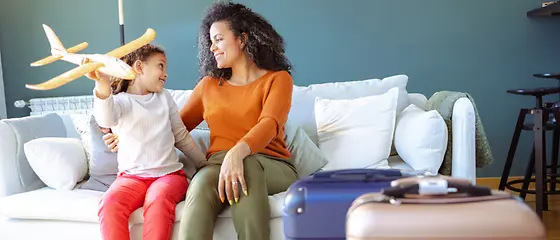Mutter und ihre Tochter sind bereit für eine Reise