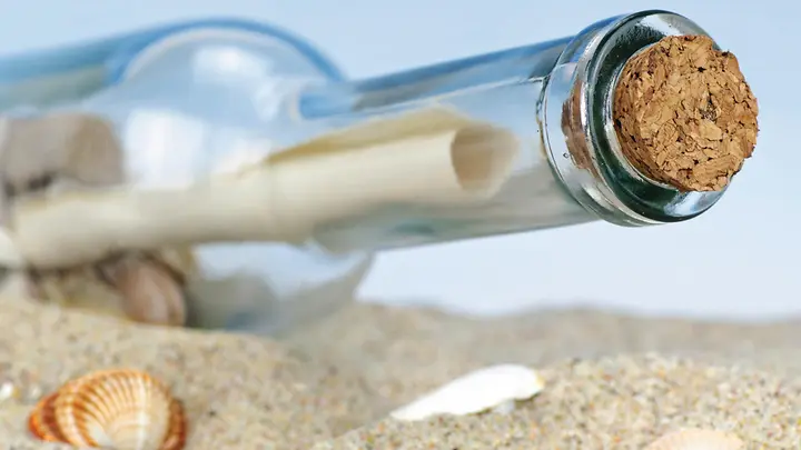 Eine Flaschenpost am Strand.