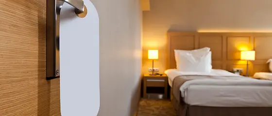Hotelzimmer - Hotel-Reiseschutz Ein Hotelzimmer mit zwei Betten.