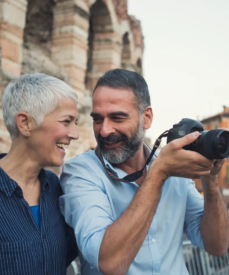 Ein Pärchen ist in der Stadt und fotografieren.