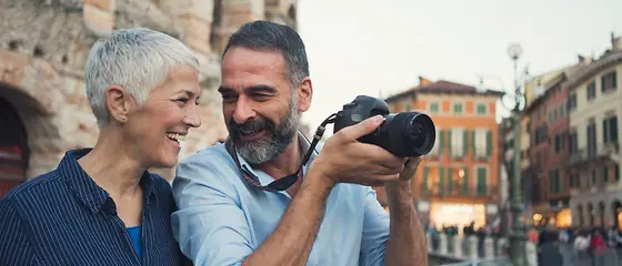 Ein Pärchen ist in der Stadt und fotografieren.
