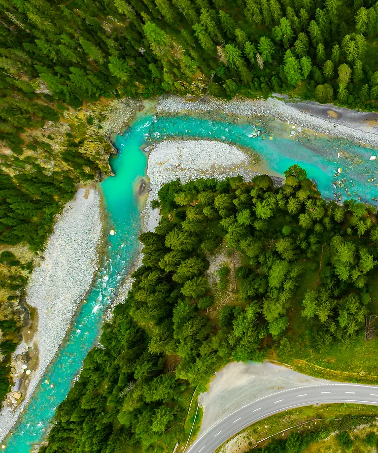 Man sieht einen türkisfarbenen Flusslauf.
